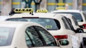 Bild zeigt für Kunden bereitstehende Taxen am Taxenhalteplatz